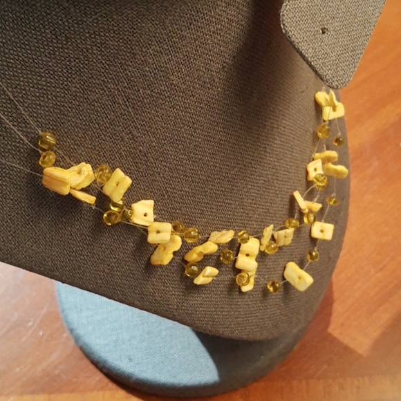 Golden yellow 💛 beaded necklace. - Picture 5 of 6